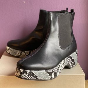 Urban Outfitters : Platform Boots - size 9